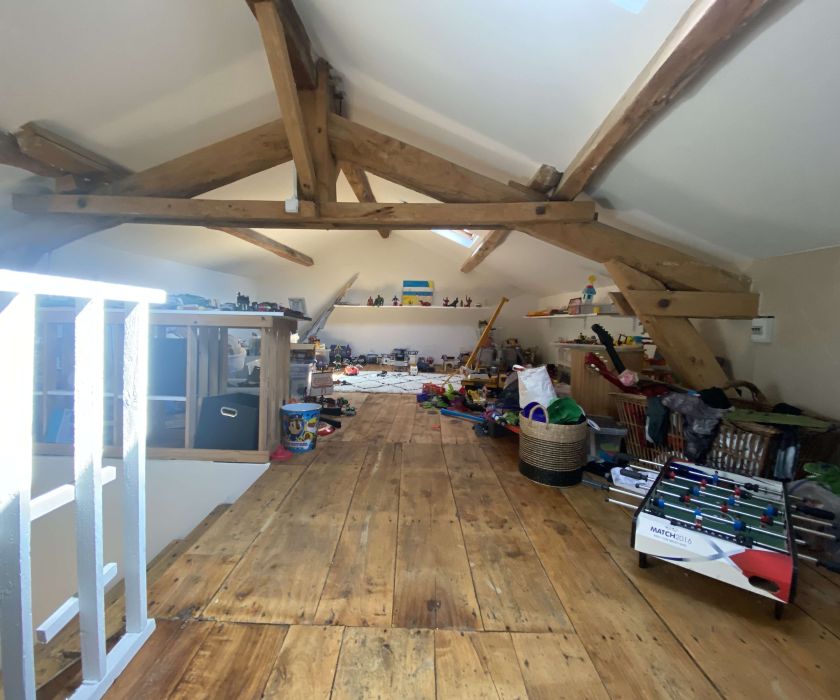 Maison de village rénovée + dépendances dans joli cadre