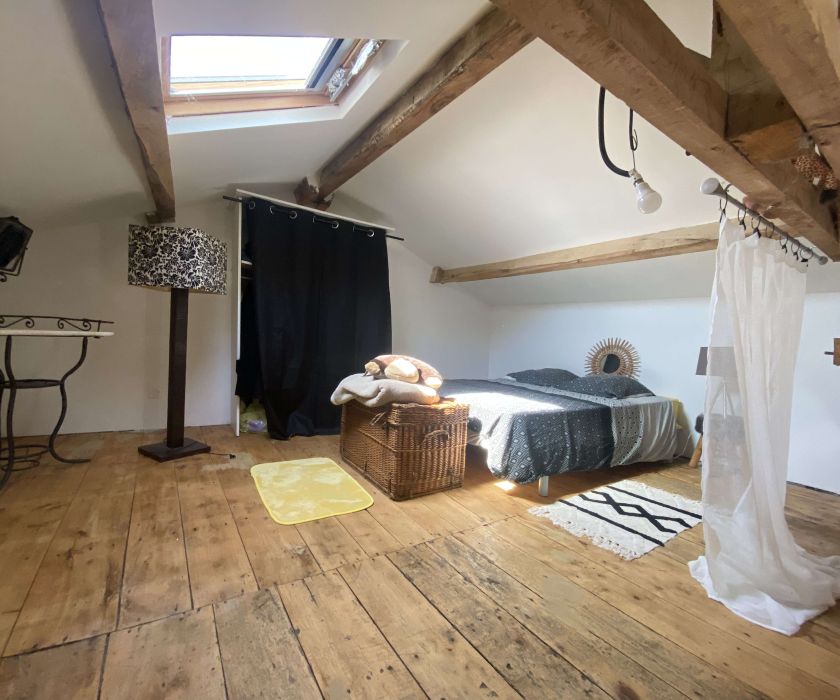 Maison de village rénovée + dépendances dans joli cadre