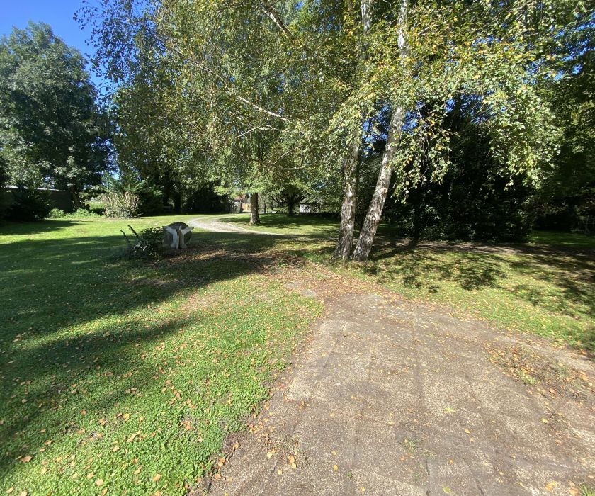 Maison de village rénovée + dépendances dans joli cadre