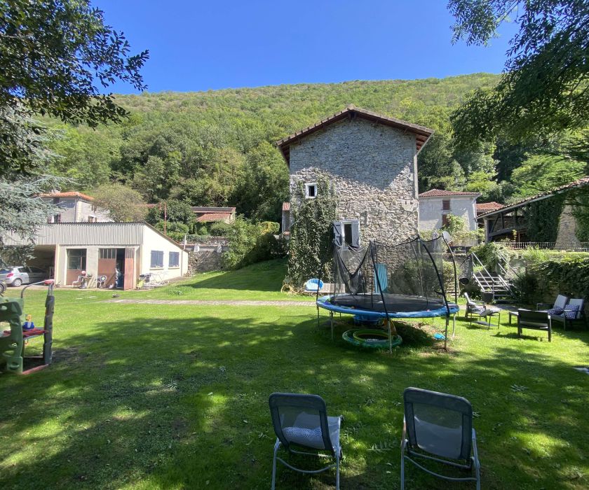 Maison de village rénovée + dépendances dans joli cadre