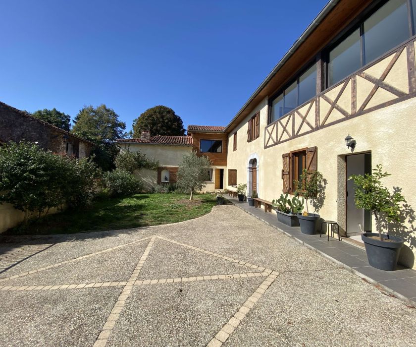 Commingeoise rénovée avec dépendances