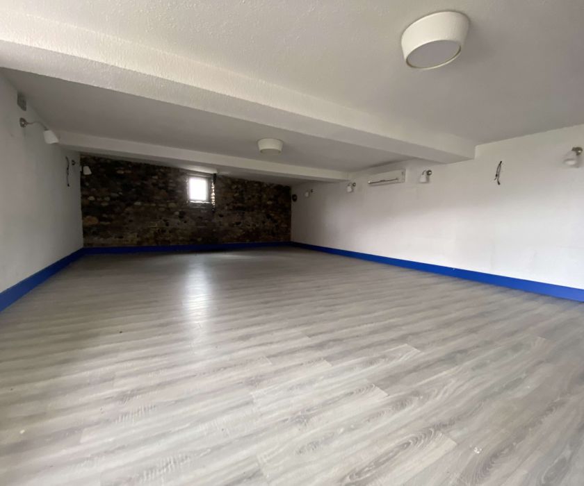 Local avec habitation - Bon emplacement