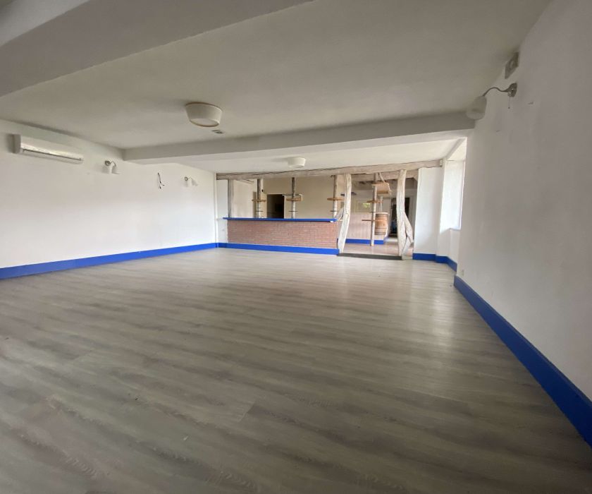 Local avec habitation - Bon emplacement