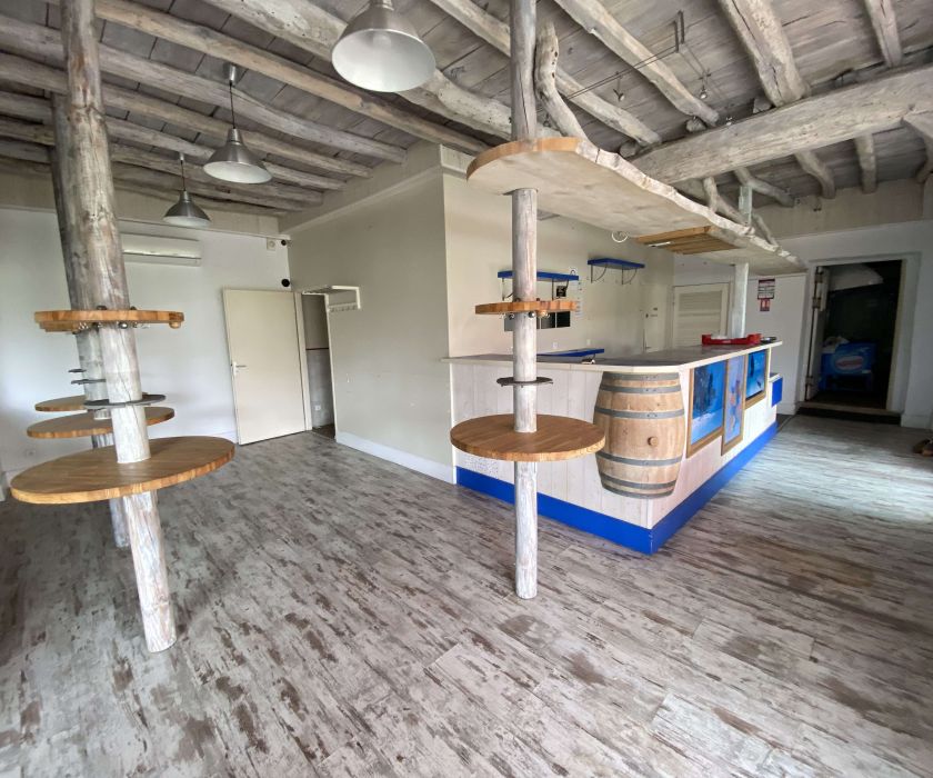 Local avec habitation - Bon emplacement