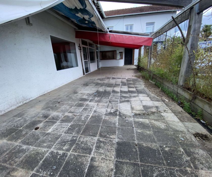 Local avec habitation - Bon emplacement