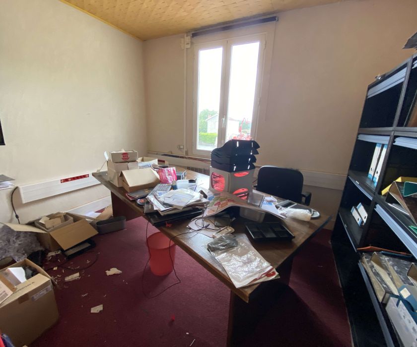 Local avec habitation - Bon emplacement