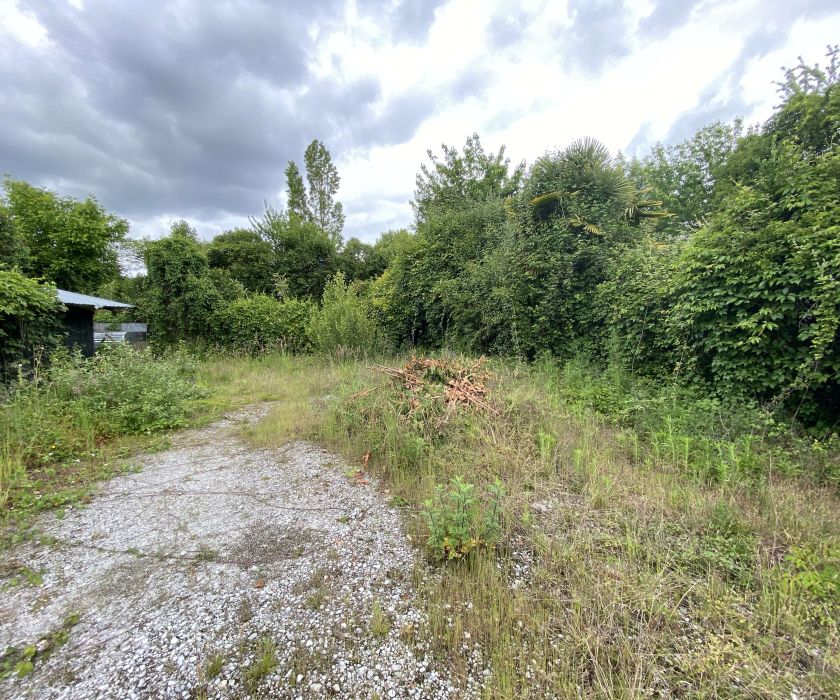 Local avec habitation - Bon emplacement
